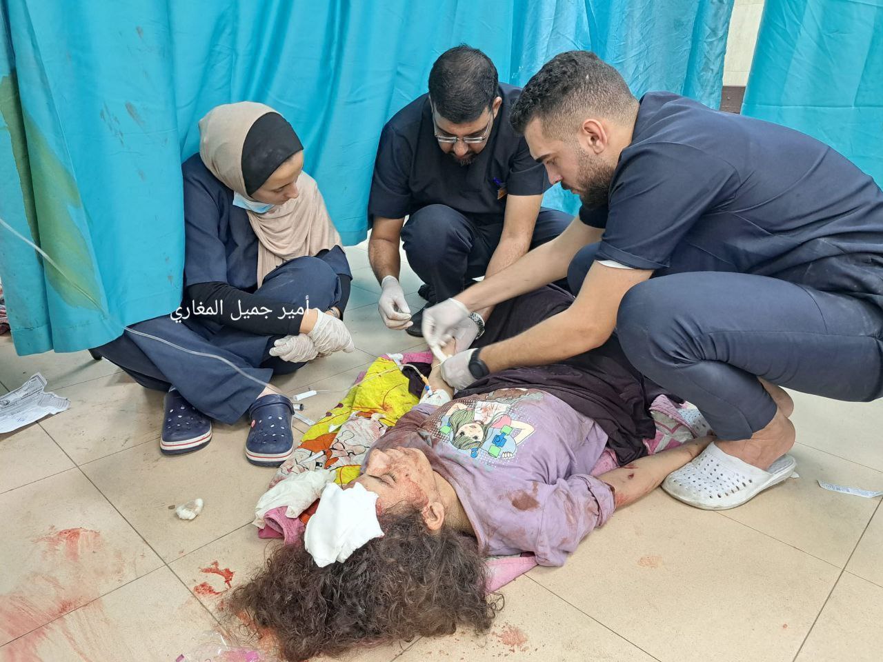 الطواقم الطبية في مستشفى شهداء الأقصى تضطر لإسعاف المصابين على الأرض بسبب اكتظاظ المشفى بمئات المصابين جراء عدوان الاحتلال المستمر على غزة